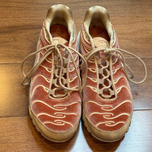 NIKE Air Max Plus LX-Velvet-Dusty Peach & Tan - Picture 2 of 12